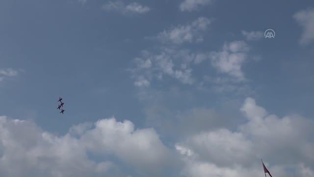 Türk Yıldızları gösteri uçuşu yaptı