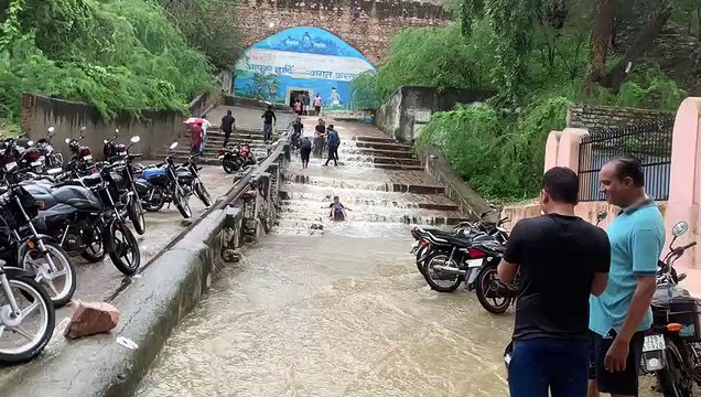 झमाझम बारिश से किले की मोरी से निकला झरना, युवाओं ने नहाकर लिया आनंद
