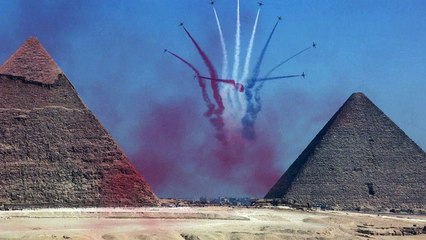 مصر وكوريا الجنوبية تقدمان عرضا جويا فوق الأهرامات