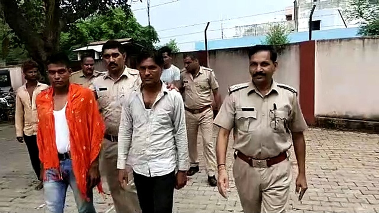 लक्जरी कार से दो क्विंटल डोडा चूरा पकड़ा, पांच...