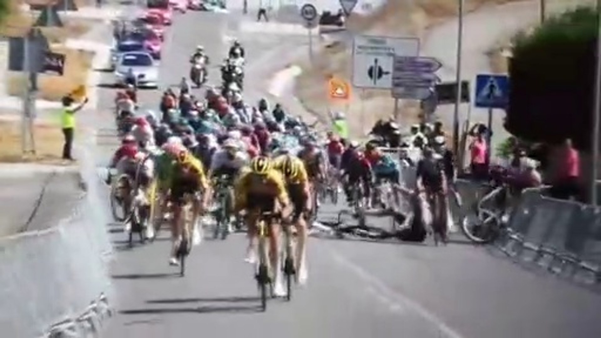 Tour de Burgos 2022 - La terrible chute sur la 2e étape... un triplé de la  Jumbo-Visma à l'arrivée ! - Vidéo Dailymotion