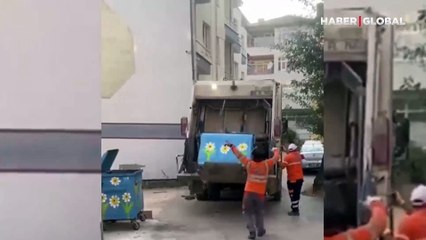 Dans pistini coşturan temizlik görevlisi, geçtiği her sokakta oynarken görüntülendi