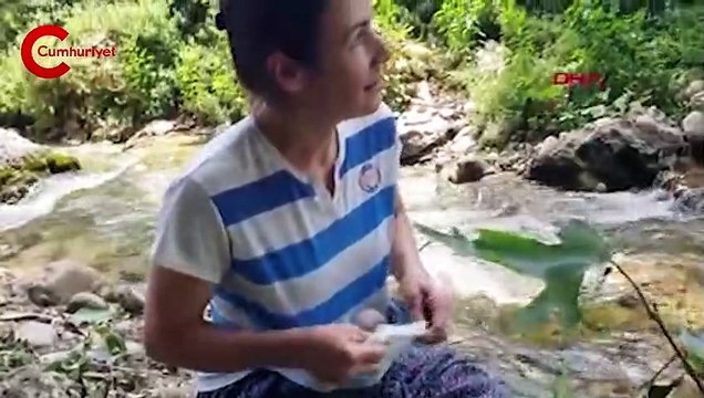 Dere kenarından ördek ve kaz yumurtası topluyor