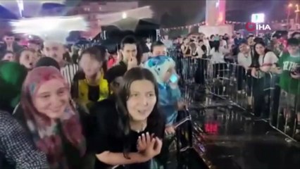 Oğuzhan Koç konseri terk etti, hayranları yuhaladı