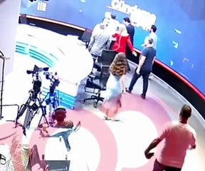 Cemal Enginyurt'un korumasının Latif Şimşek'e saldırı anı!