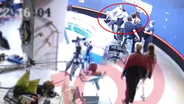 Canlı yayındaki kavganın kamera arkası görüntüleri! Cemal Enginyurt ve koruması, Latif Şimşek'i böyle dövmüş