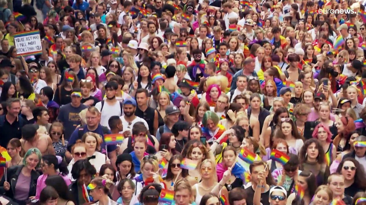 Nach 2 Jahren: Hunderttausende feiern Pride-Paraden in ganz Europa
