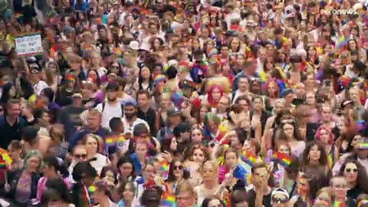 Orgulho gay desfila pela Europa