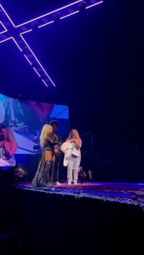 Boyfriend proposes onstage at Christina Aguilera concert