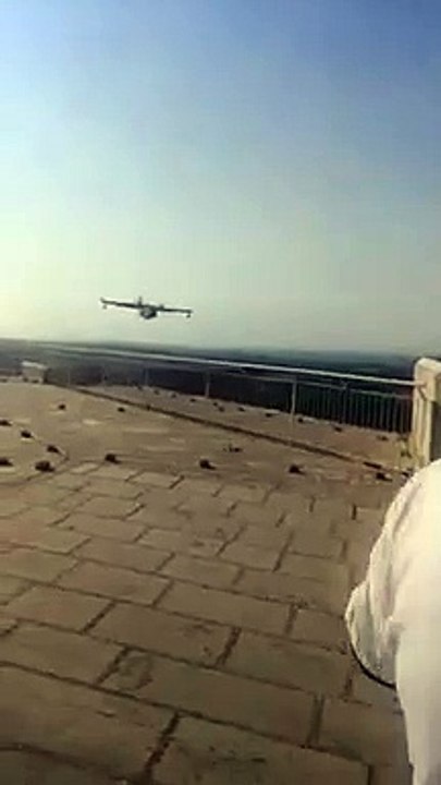 Incendio sull'Alta Murgia, aereo canadair in azione a Castel del Monte