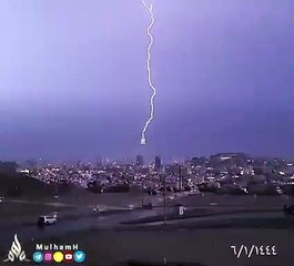 மெக்காவில் இருந்த "டவரை" தாக்கிய சக்தி வாய்ந்த மின்னல் - வீடியோ