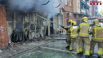 Los bomberos trabajan en un incendio en un local de Sant Adrià
