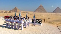 Mısır'daki Giza Piramitleri'inde uçuş gösterisi