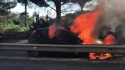 Palermo, paura in Viale regione:  una Fiat punto ha preso fuoco all’altezza di villa Tasca
