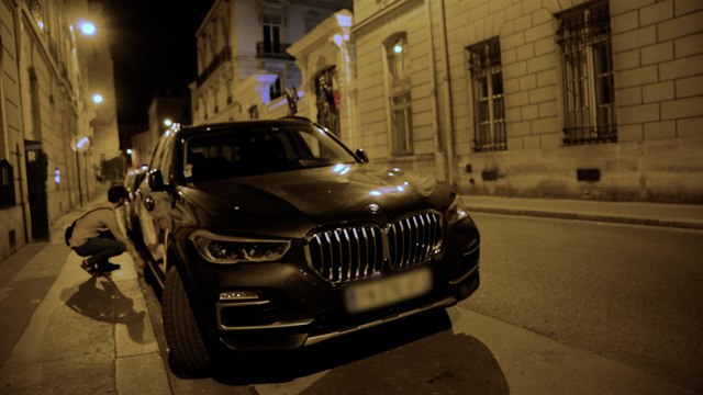 Ce militant écolo dégonfle les pneus des véhicules SUV la nuit à Paris