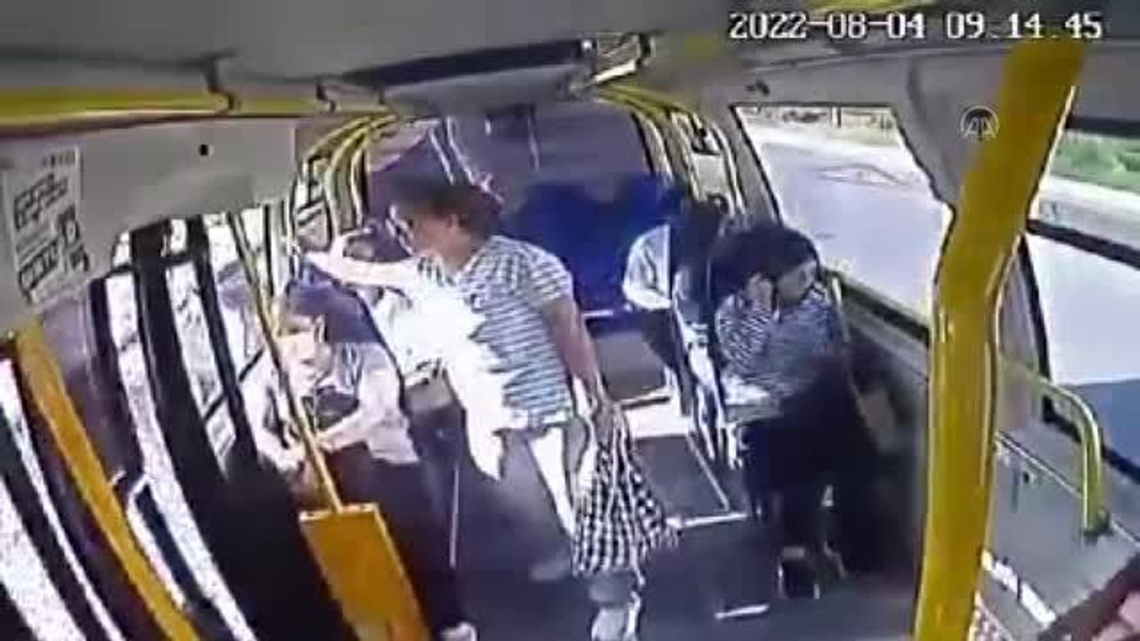 Kastamonu haberi! Pendik'te İETT otobüsünün yolcu minibüsüne çarpma anı araç kamerasına yansıdı