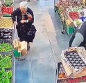 Une mamie et un employé de supermarché s'amusent à se braquer tous les jours... adorable