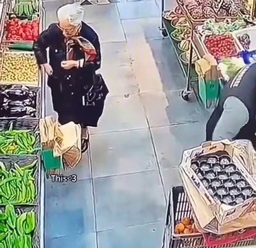 Une mamie et un employé de supermarché s'amusent à se braquer tous les jours... adorable