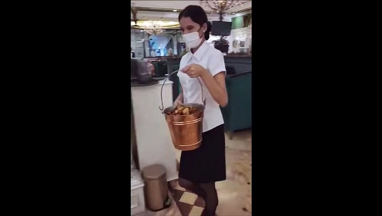 Drôle de façon de servir à manger dans ce restaurant