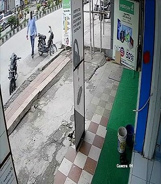 Ce piéton va avoir beaucoup de chance : le trottoir s'effondre après son passage