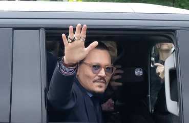 Assistente de Johnny Depp diz que o ator chutou Amber Heard na cabeça