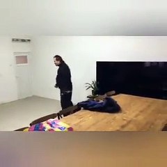 Kendisini mehdi ilan eden Tuncer Çiftçi, kartonpiyer duvarı tekme atarak yıktı