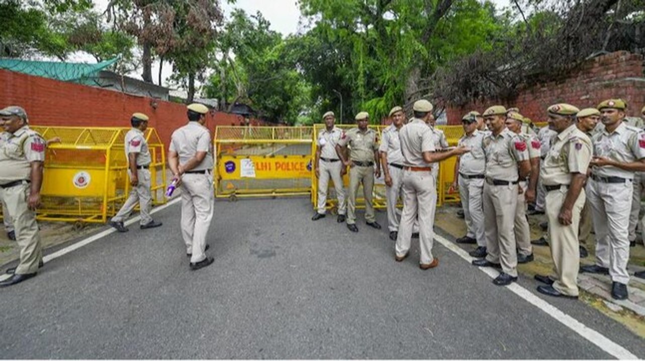 Cops deployed outside AICC HQ: Congress under siege or fear mongering?