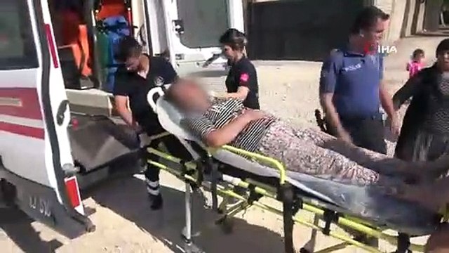 Sokak ortasında kadına şiddet! Karısının kafasına taşla vurdu