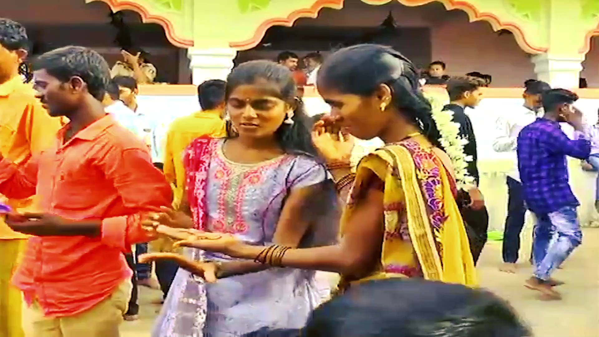 নাগ পঞ্চমীতে এখানে হয় বিছে পূজো, ভক্তদের শরীরে খেলা করে বিষাক্ত বিছের দল