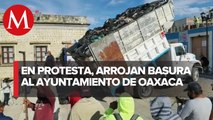 En Oaxaca, recolectores tiran basura en palacio municipal y bloquean Centro Histórico