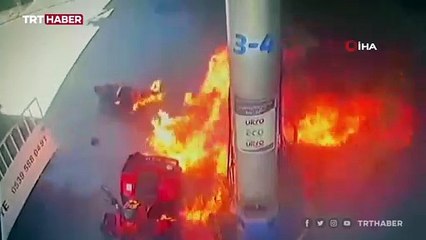 Benzin dolumu esnasında çakmak çaktı, alevlerin içinde kaldı