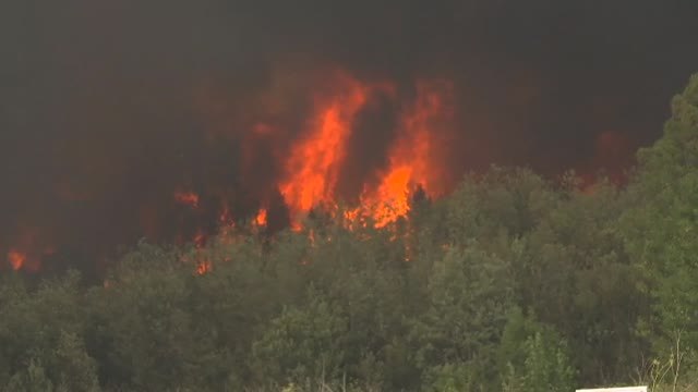 Dramáticas imágenes de la lucha contra el fuego que asola el término municipal de Verín, en Ourense
