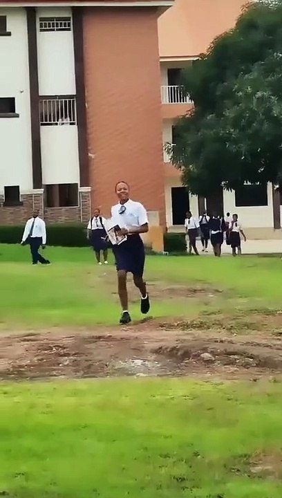 Niña pobre recibió ayuda para ir a la escuela y se reunió con el hombre que creyó en ella
