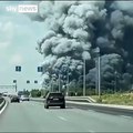أدى إلى مصرع وإصابة 14 شخصًا.. فيديو يوثق لحظة اشتعال النيران بمستودع بالقرب من موسكو
