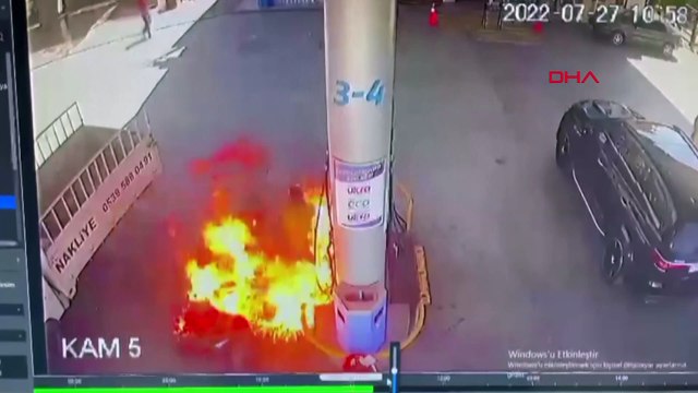 Benzin istasyonunda çakmağı ateşledi, aracı alev topuna dönüştü!