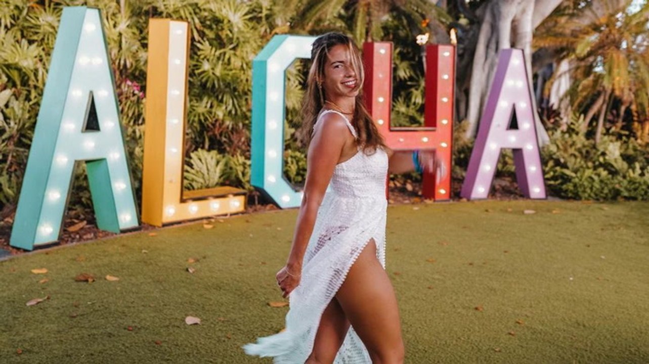 Was für ein Schlitz: Sarah Engels zeigt im Kleid viiiiiiiiiiiiel Bein