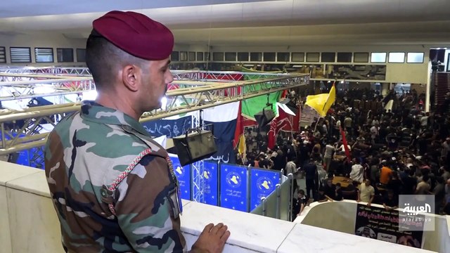الاحتجاجات توثق علاقة صداقة بين أمن البرلمان العراقي وأنصار التيار الصدري
