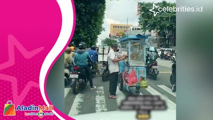 Pedagang Gorengan Ini Viral Gegara Lampu Merah Lama dan Sempat Memasak di Tengah Jalan