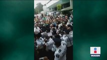 Con empujones y mentadas, trabajadores del IMSS de La Raza corren a policías