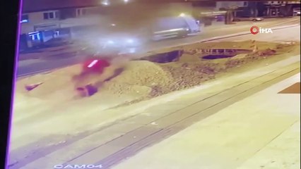 O anlar kamerada! Kum tepesinden uçtu; motosikleti çukura düştü, kendisi yola çakıldı