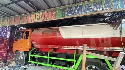 下载视频: Diduga Sopir Mengantuk, Truk Oleng Hantam Warung di Kediri