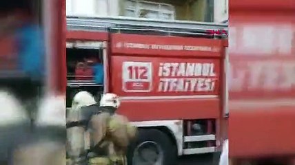 Sultangazi'de metruk bina alev alev yandı