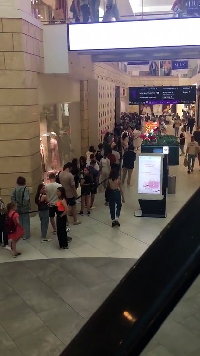 Russos fazem filas para comprar na H&M antes da retirada da marca