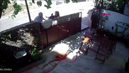 Komşusunu 'Evimin önünü kirletiyorsun' diyerek defalarca yumrukladı, serbest bırakıldı!