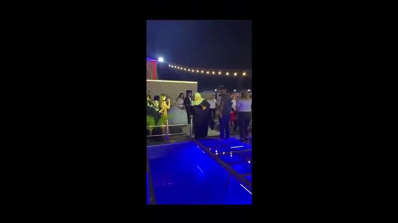 Ne olduğunu anlayamadı! Gelin ve damadın yanında yürüyen kadın işte böyle havuza düştü