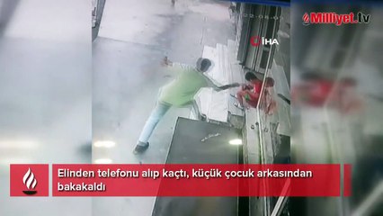 Küçük çocuğun elinden telefon çalan hırsız kamerada
