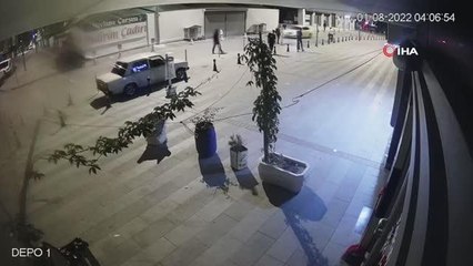 Sokak ortasında gasp kamerada