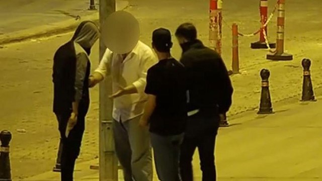 Bankamatikten para çeken kişinin gasp edilme anı güvenlik kameralarına böyle yansıdı