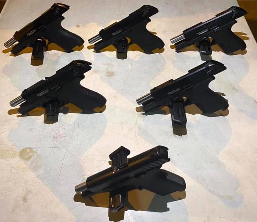 Mersin 3. sayfa: Mersin'de bir araçta 6 adet ruhsatsız tabanca ele geçirildi