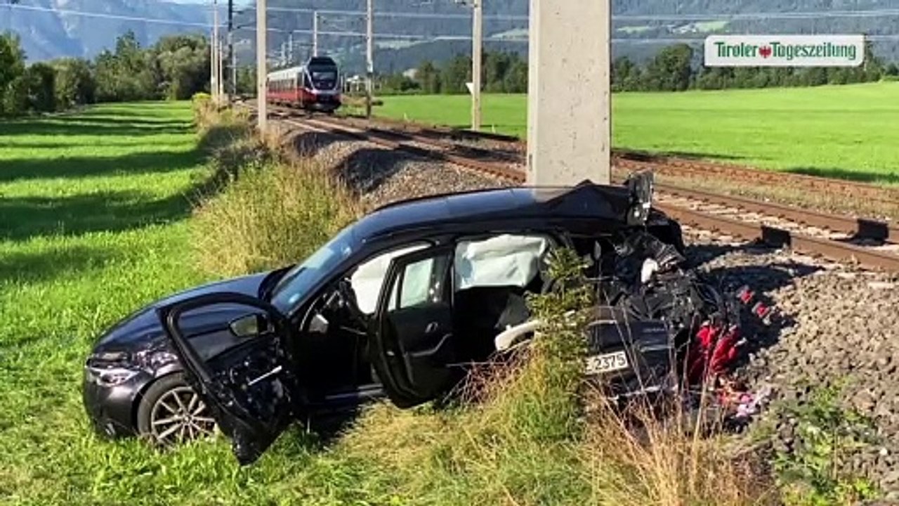 Auto in St. Johann von Zug erfasst: Vierjähriger getötet, Vater schwer verletzt